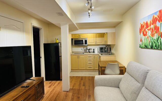 Chic Unit Near Airport and Attractions