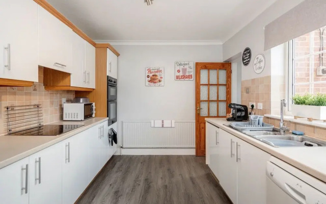 Ascot Pet Friendly 4 Bed House Parking