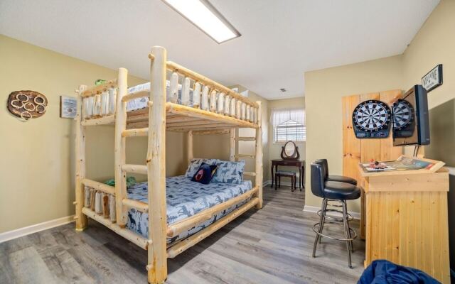 Strollin' Bear 3 Bedroom Home by RedAwning