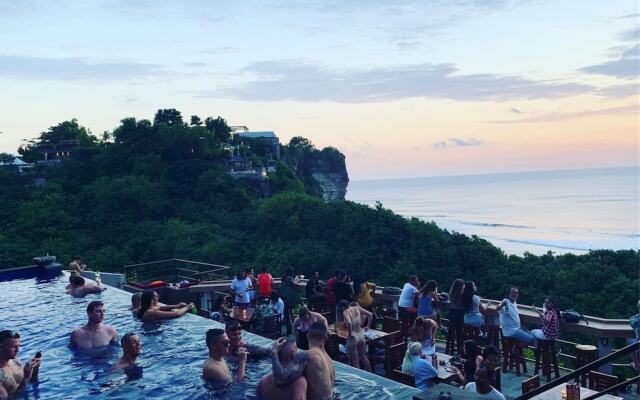 LaBomie Uluwatu