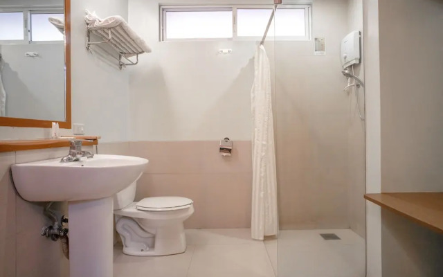 OYO 579 Anisabel Suites