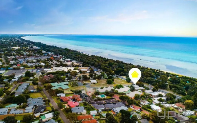 Rosebud Beachhouse Across from Beach