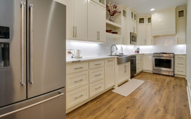 Upscale Texarkana Townhome, Walk to Downtown!