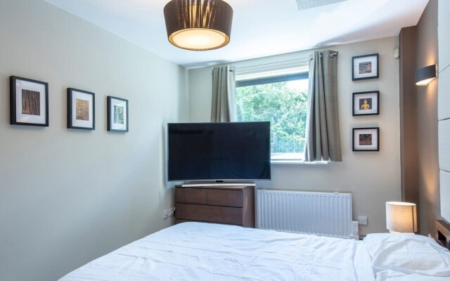 Lovely 2 Bed Flat - Airport/piccadilly Friendly