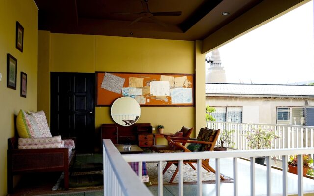 Feung Nakorn Balcony Rooms and Cafe