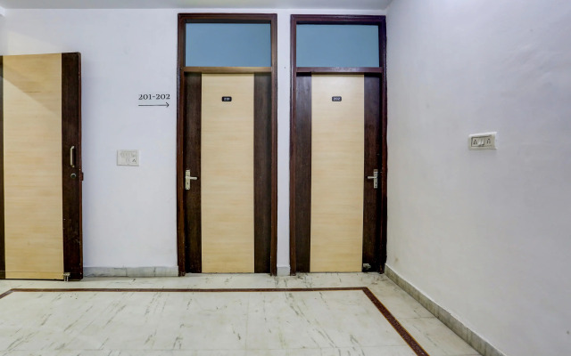 Super Hotel O East Punjabi Bagh Near Metro Station
