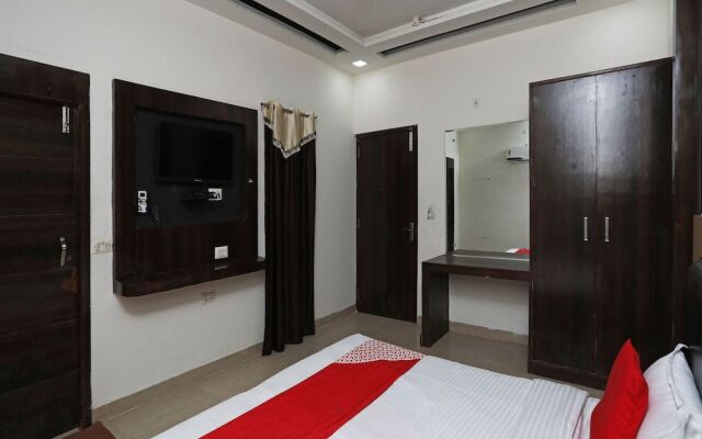 OYO 23297 Hotel Vanaya Palace