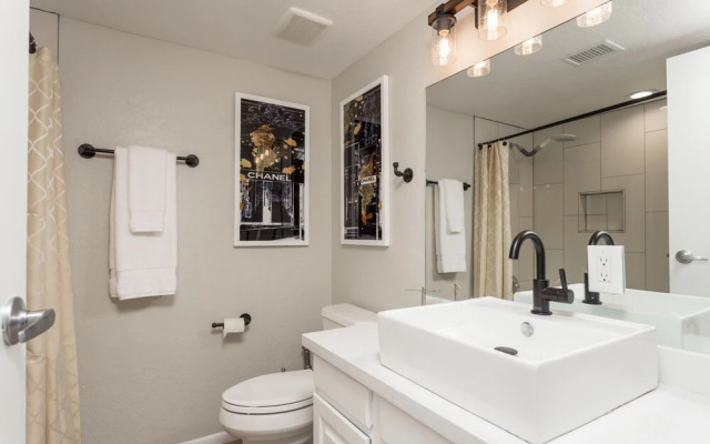 Speakeasy Condo 2 Bedroom By Casago