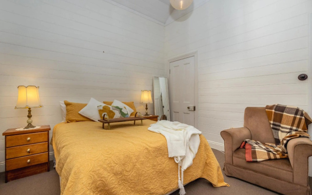 Pet friendly mountain cottage with indoor fireplace – Guest Rooms – Mount Victoria