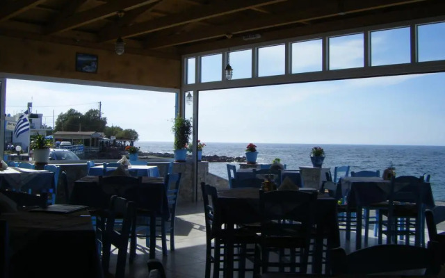 Socrates Apartments & Restaurant
