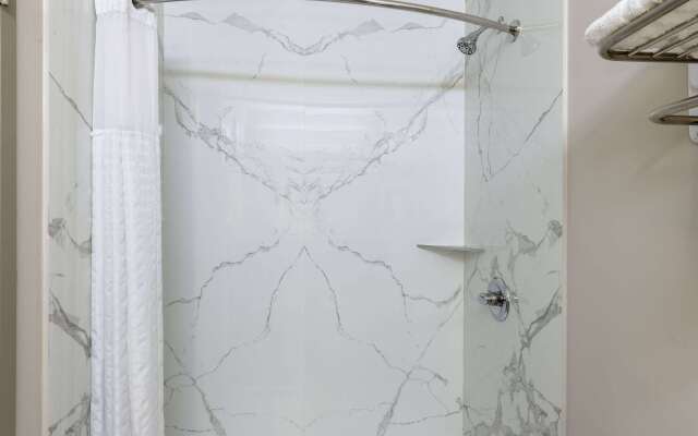 Days Inn & Suites by Wyndham Fort Bragg/Cross Creek Mall