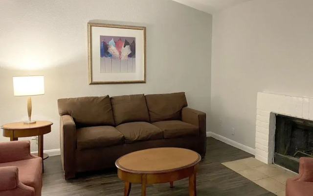 OYO Apartments at Bella Vista