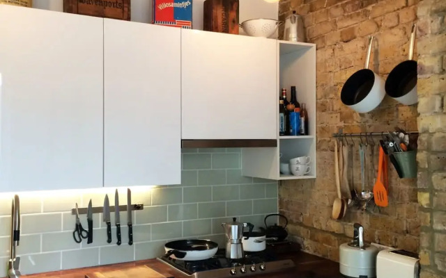 Beautiful Canalside 1-bedroom Flat With Terrace