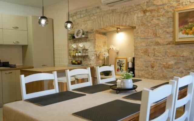Villa Leon, Wonderful Family Apartment with Pool