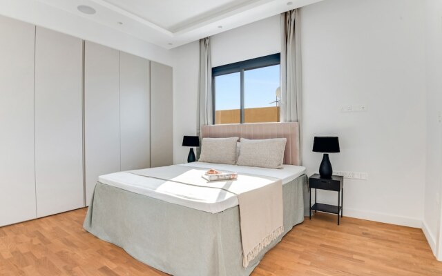 Sanders Crystal 2 - Humble 1-bdr Apt With Shared Rooftop