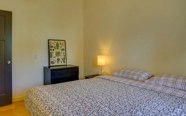 Modern White Salmon Apartment, Steps From Town