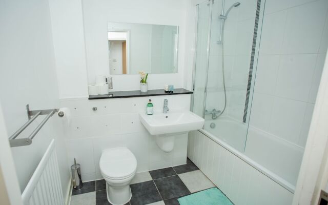 Chelsea Suites Central Milton Keynes - Sleeps 4