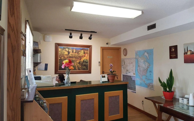 Econo Lodge Inn & Suites