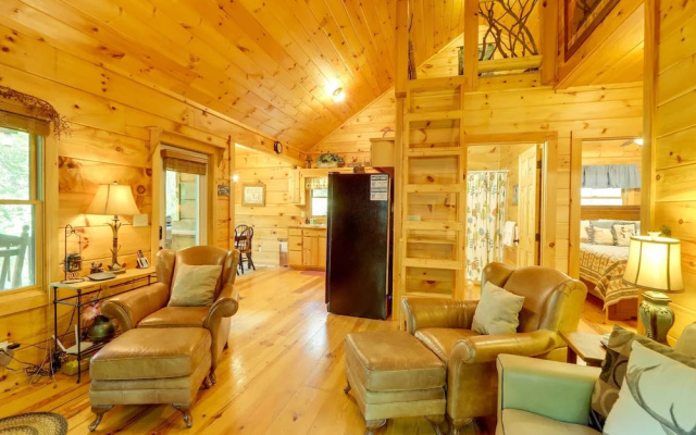 On Fightingtown Creek: Forested Mccaysville Cabin!