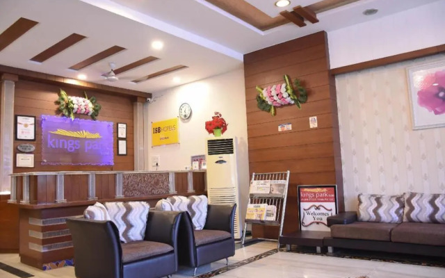 OYO Premium AB Road Bhavarkuan