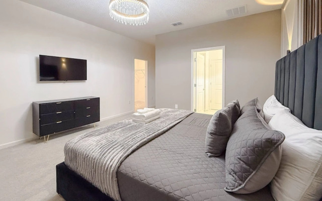 Sophisticated 9 Bedroom Close to Disney