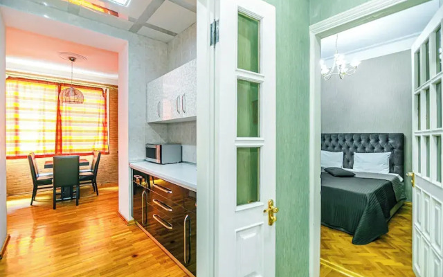 Luxury Apartment with Flame Tower View