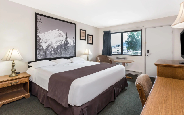 Super 8 by Wyndham Kelowna BC