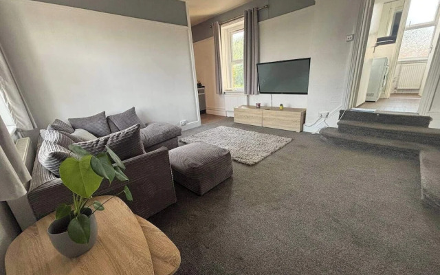 Modern 2-bed Victorian Apartment - Sleeps 6 & Pets