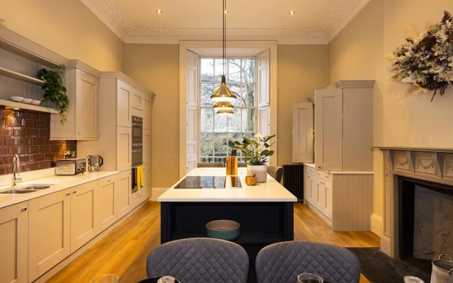 Beautiful Three Bedroom Georgian Home in Edinburgh
