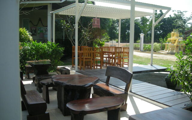 Baan Rim Klong Resort