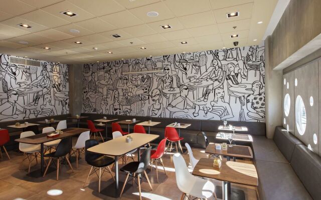 Ibis Pilar