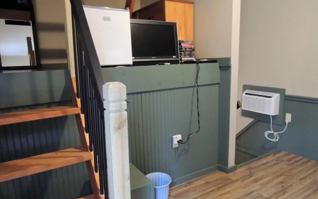 Gray Logs W/tiny House 1 Bedroom Home