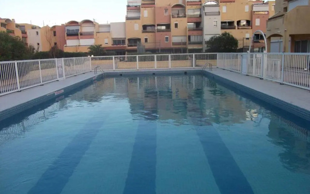 Studio sur le port, climatisation, wifi, piscine, lave-linge