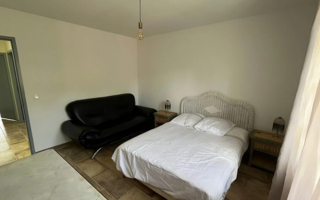 Villa in St Denis With Private Pool & Pyrenees View