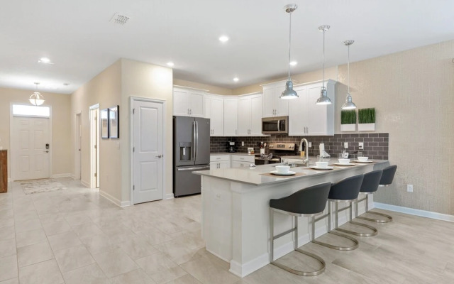 1509 MC - Exquisite 8BR Villa With Pool & Games