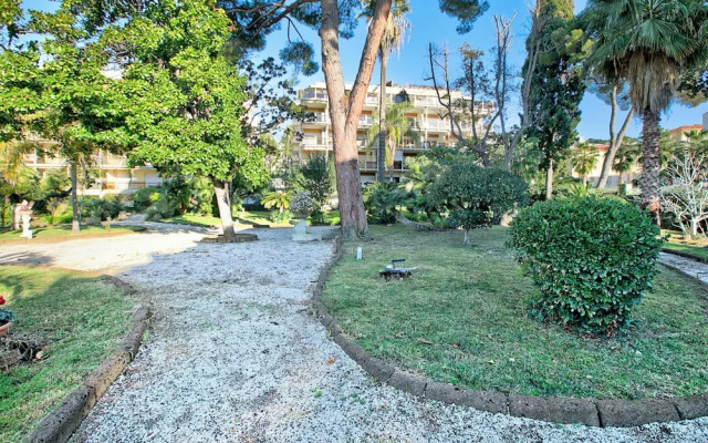 Jolie Sur La Mer - Petit Studio