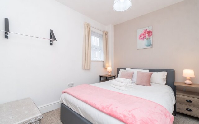 Spacious 2 Bed Southville Flat Near Harbourside