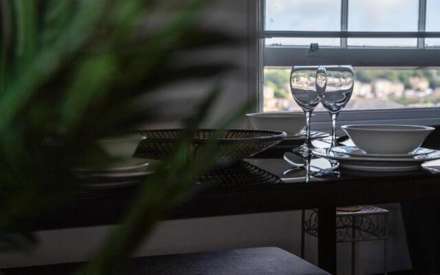 Bright Executive Apartment with Views of Solent