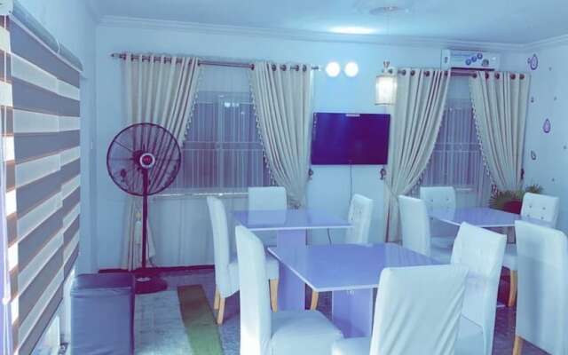 White Emirates Hotel and Apartment