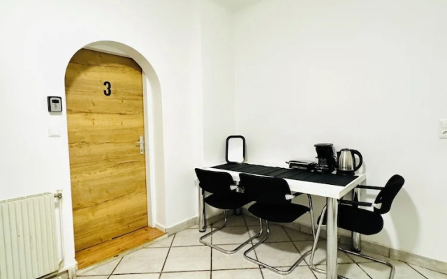 Cozy 3BR Apt with Garden Sleeps 10