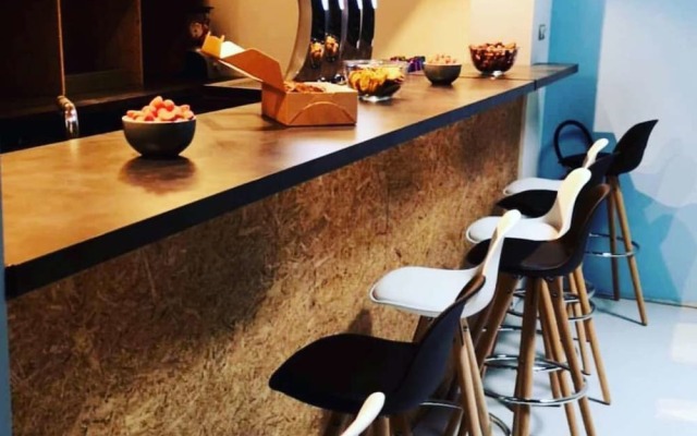 SHARE & Cheers ! Hostel