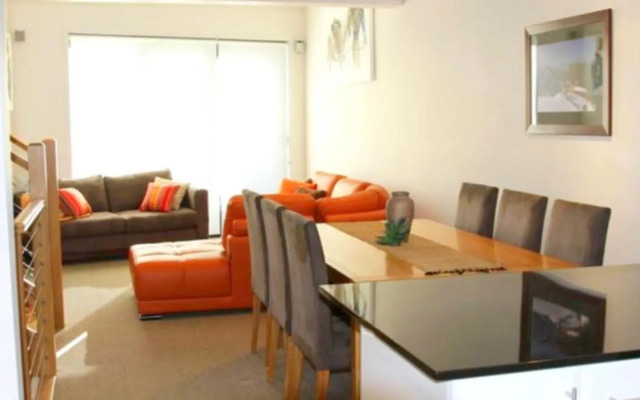 Luxury Woodridge 2-Bedroom Apartment