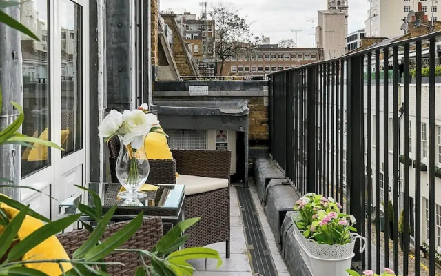 Luxury 5-bedroom Villa With Parking and AC