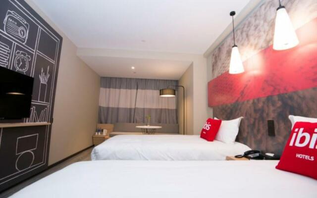 ibis Luoyang Baolong Square Hotel