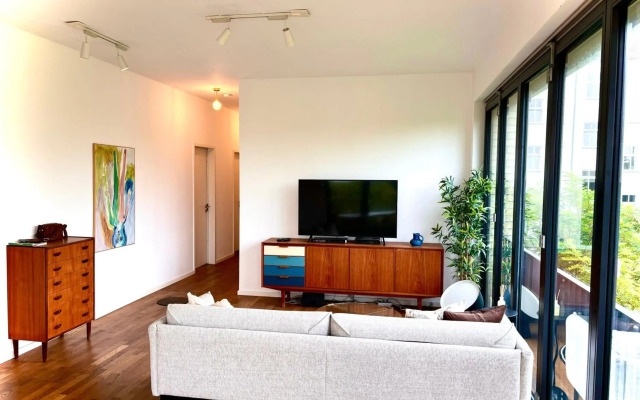 2 Bedroom Mauerpark-Apartment, Berlin Mitte View calendar