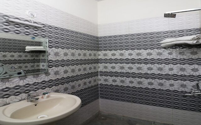 Oyo 13136 Hotel Taj Ansh 2