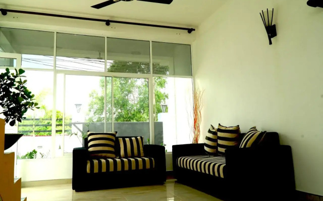 Airport 4 Season Hotel