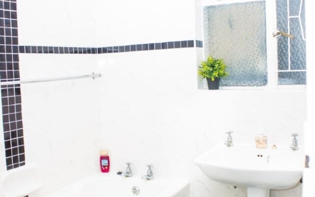 Immaculate 3 Bedroomed Guesthouse in Ilanda - 2041