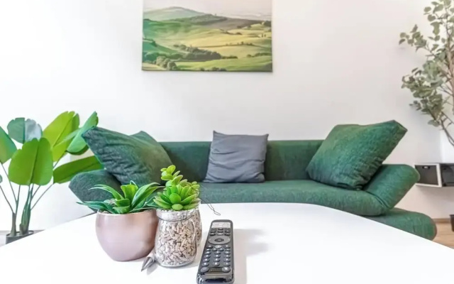 Lovely Apartment Steps from Schonbrunn