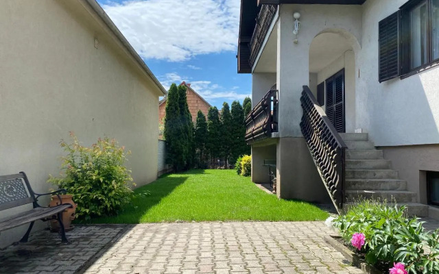 Szomszéd Ház